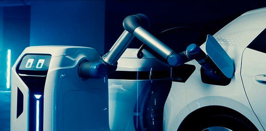 روبوت يشحن السيارات الكهربائية