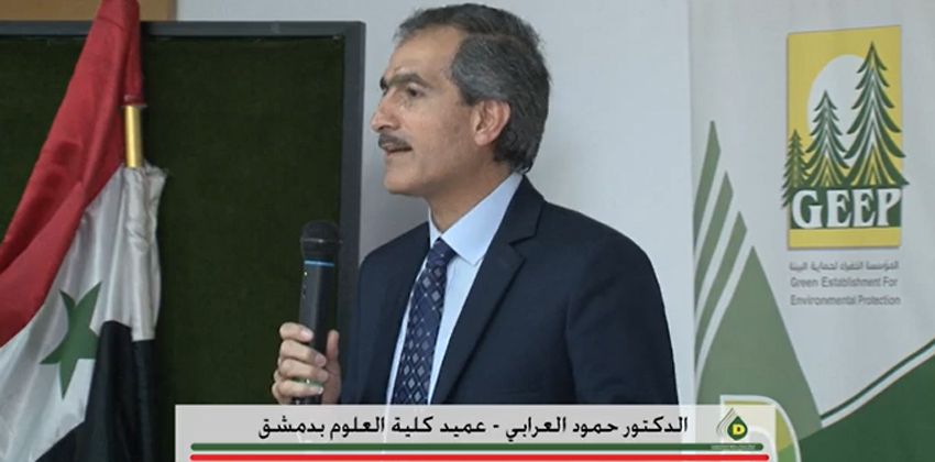 مشاركة عميد كلية العلوم بطرح أسئلة على الحضور خلال فعالية المسابقة الخضراء الثانية